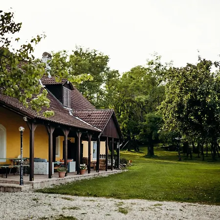 Tusculanum Udvarhaz Couette-café Mindszentkálla