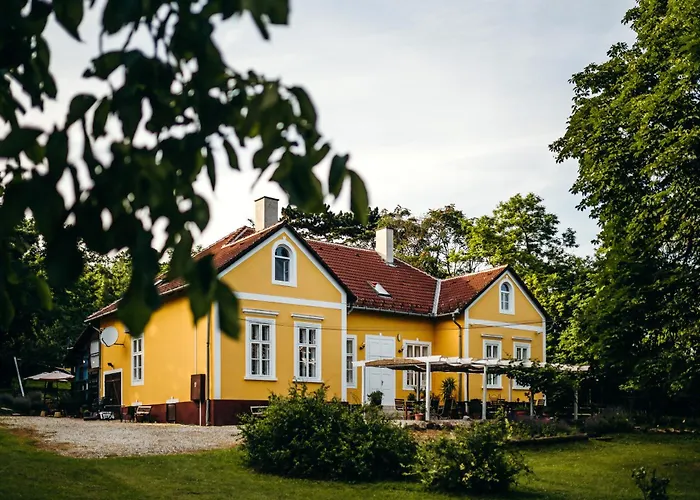 Tusculanum Udvarhaz Bed and Breakfast *