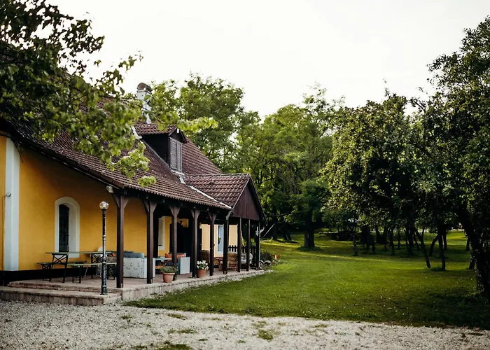 Tusculanum Udvarhaz 住宿加早餐酒店 Mindszentkálla